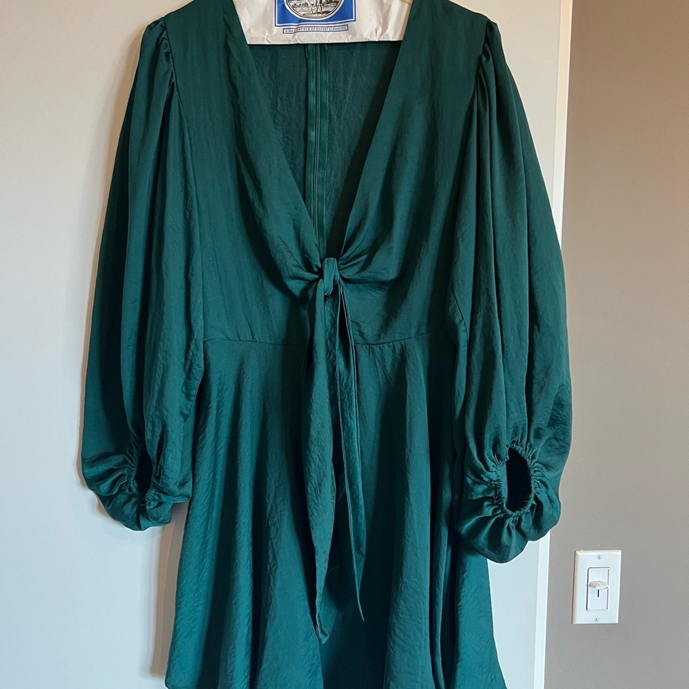 Elegant Green Long-Sleeve Dress
